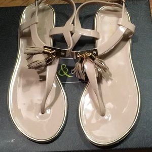 Beige jelly sandals with tassel